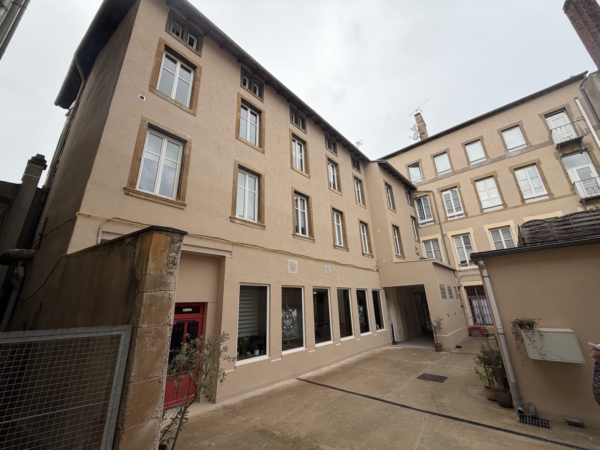 Cour d’immeuble ancien, après intervention de T2S LUX