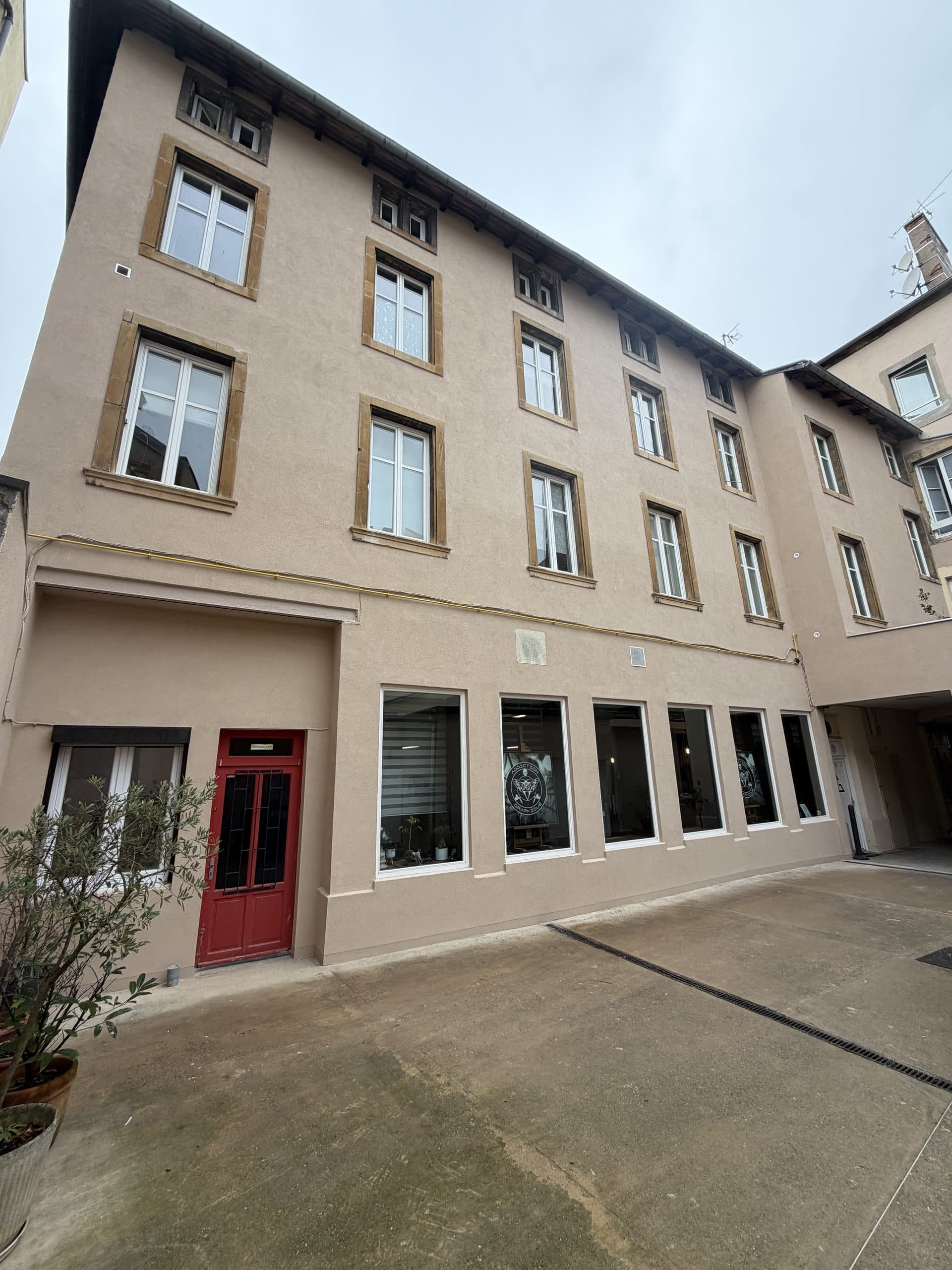Cour d’immeuble ancien, après intervention de T2S LUX