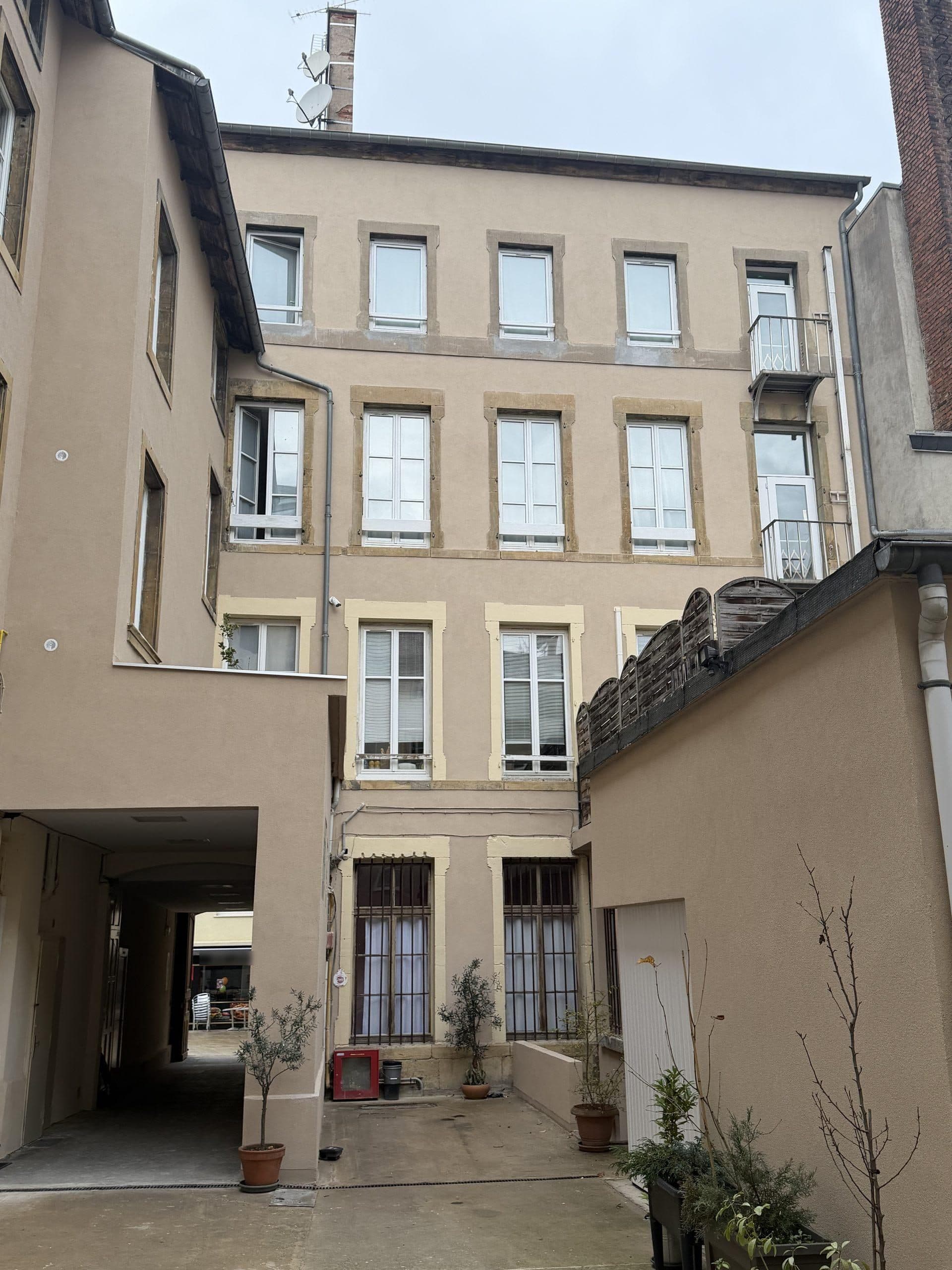 Cour d’immeuble ancien, après intervention de T2S LUX