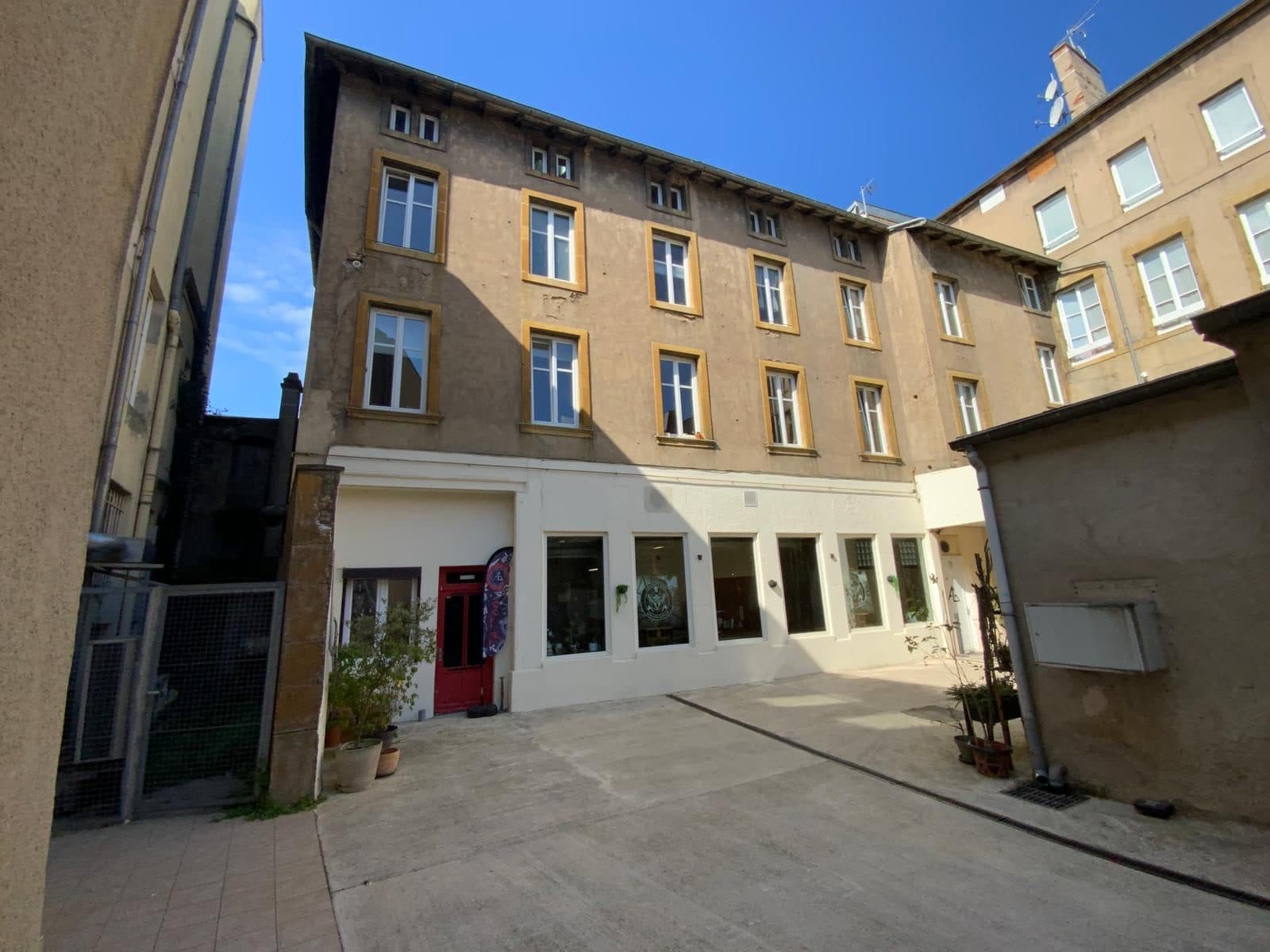 Cour d’immeuble ancien, avant intervention de T2S LUX