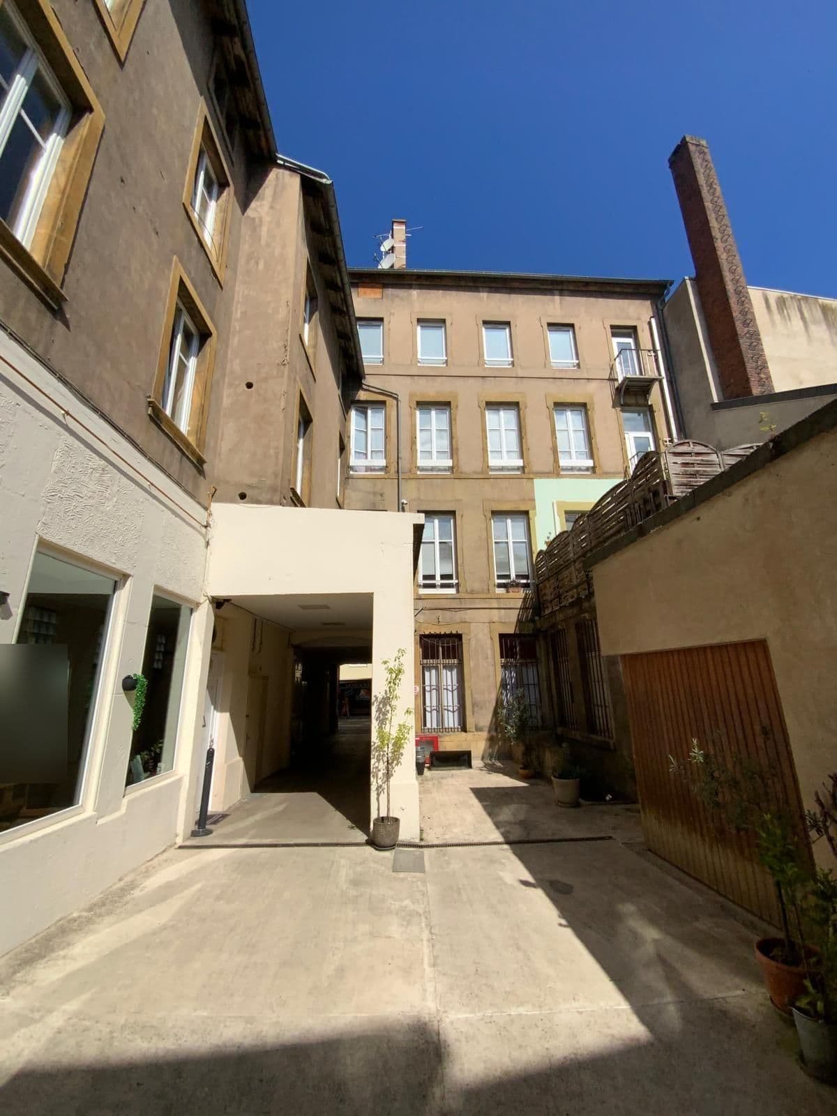 Cour d’immeuble ancien, détail de finition