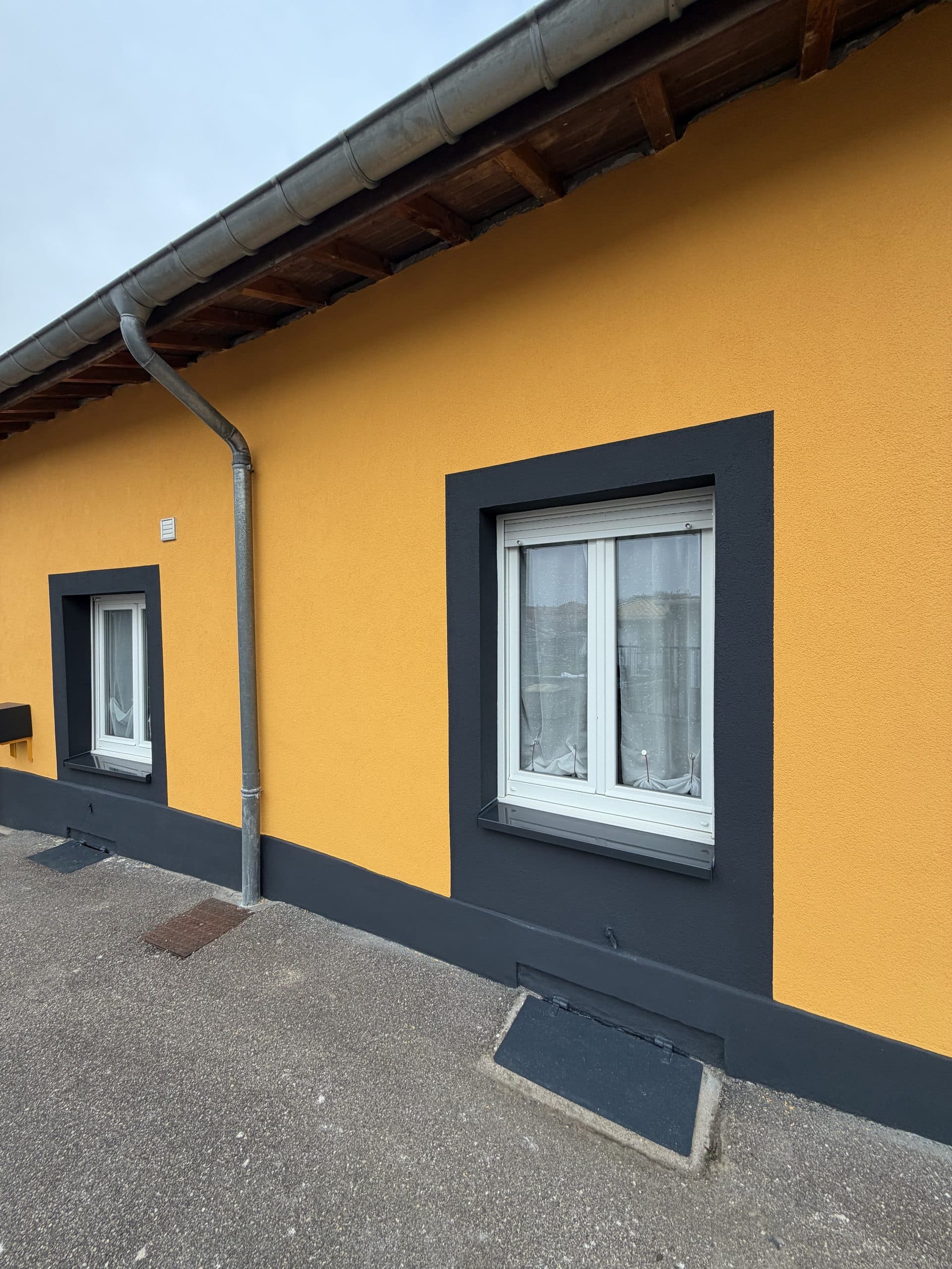 Longère de village, finition bicolore, détail de finition