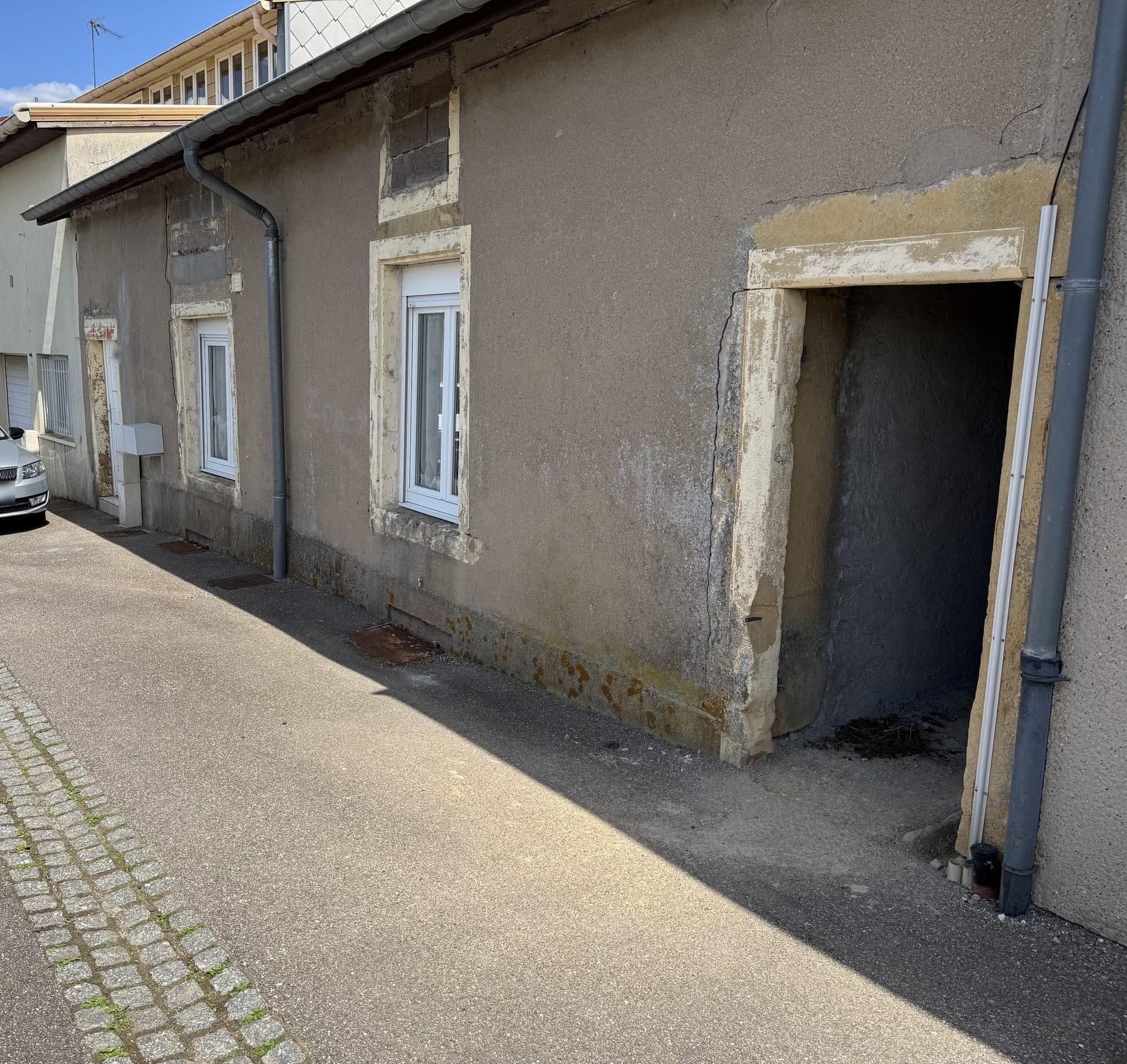 Longère de village, finition bicolore, détail de finition