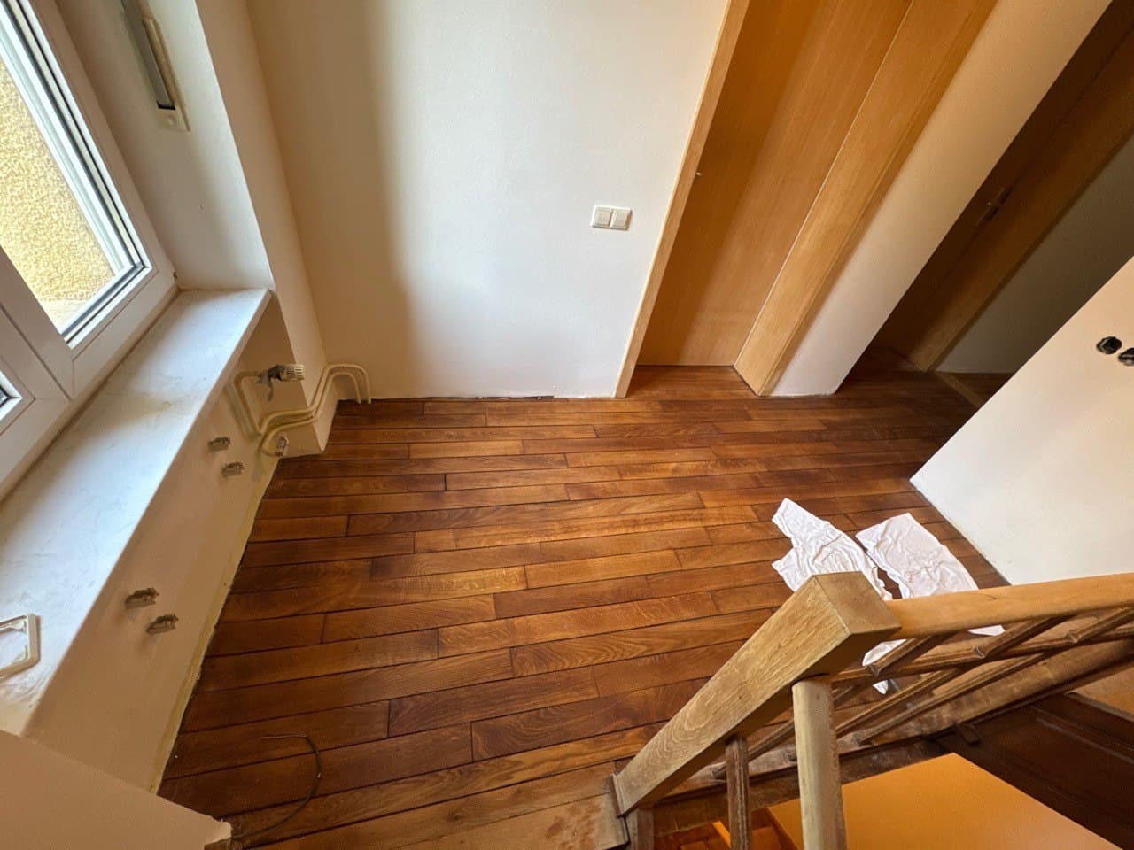 Maison, cage d’escalier et chambres, détail de finition
