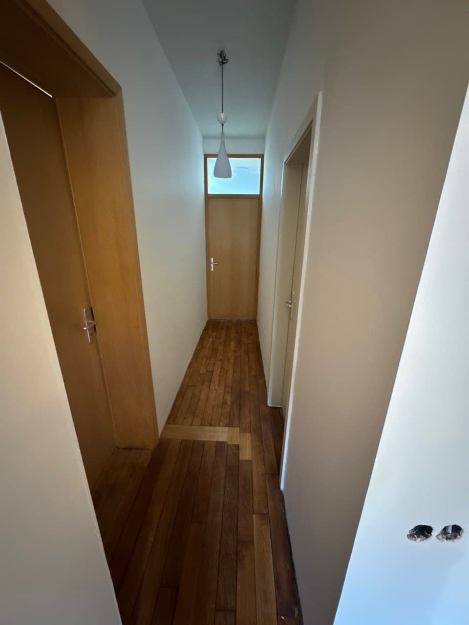 Maison, cage d’escalier et chambres, détail de finition