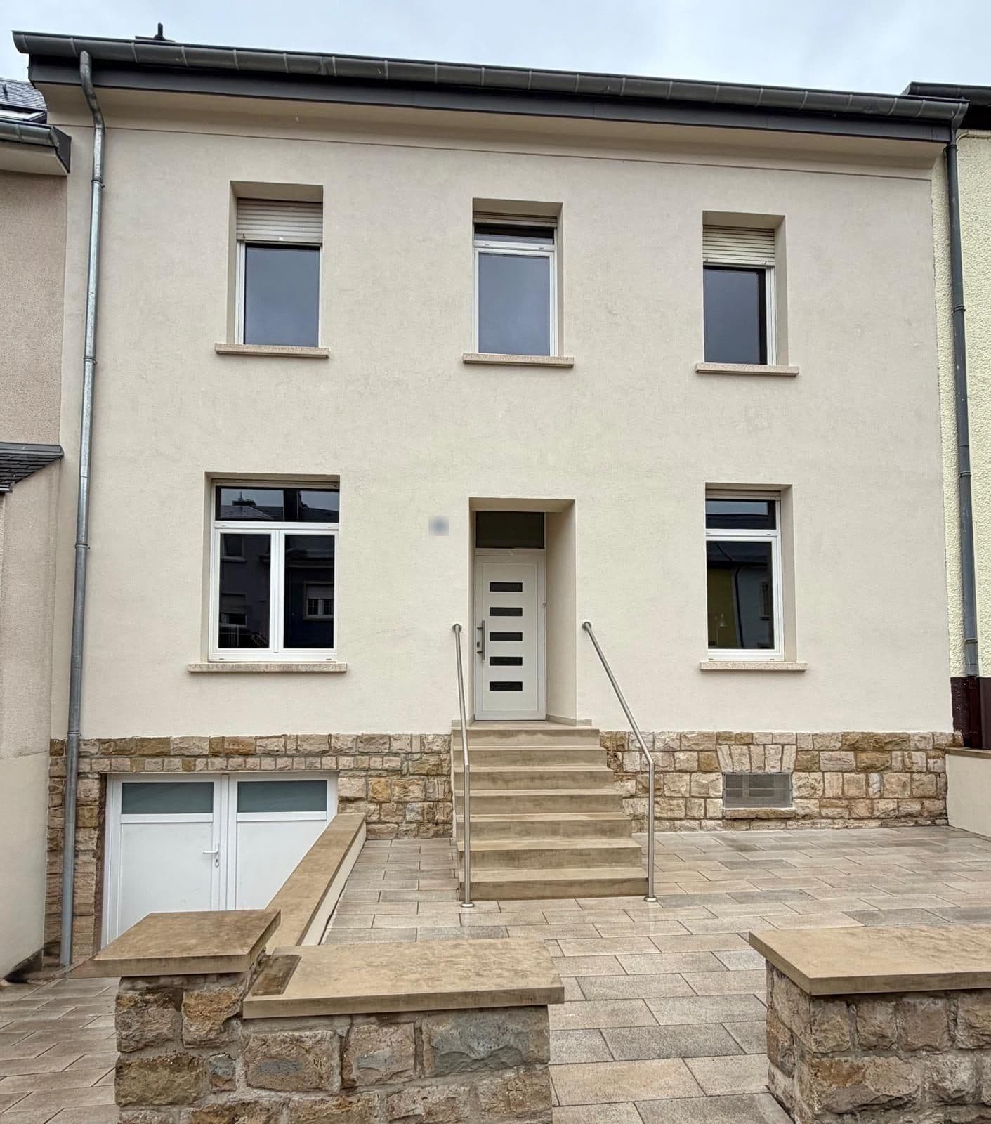 Maison de village, façade lissée, après intervention de T2S LUX