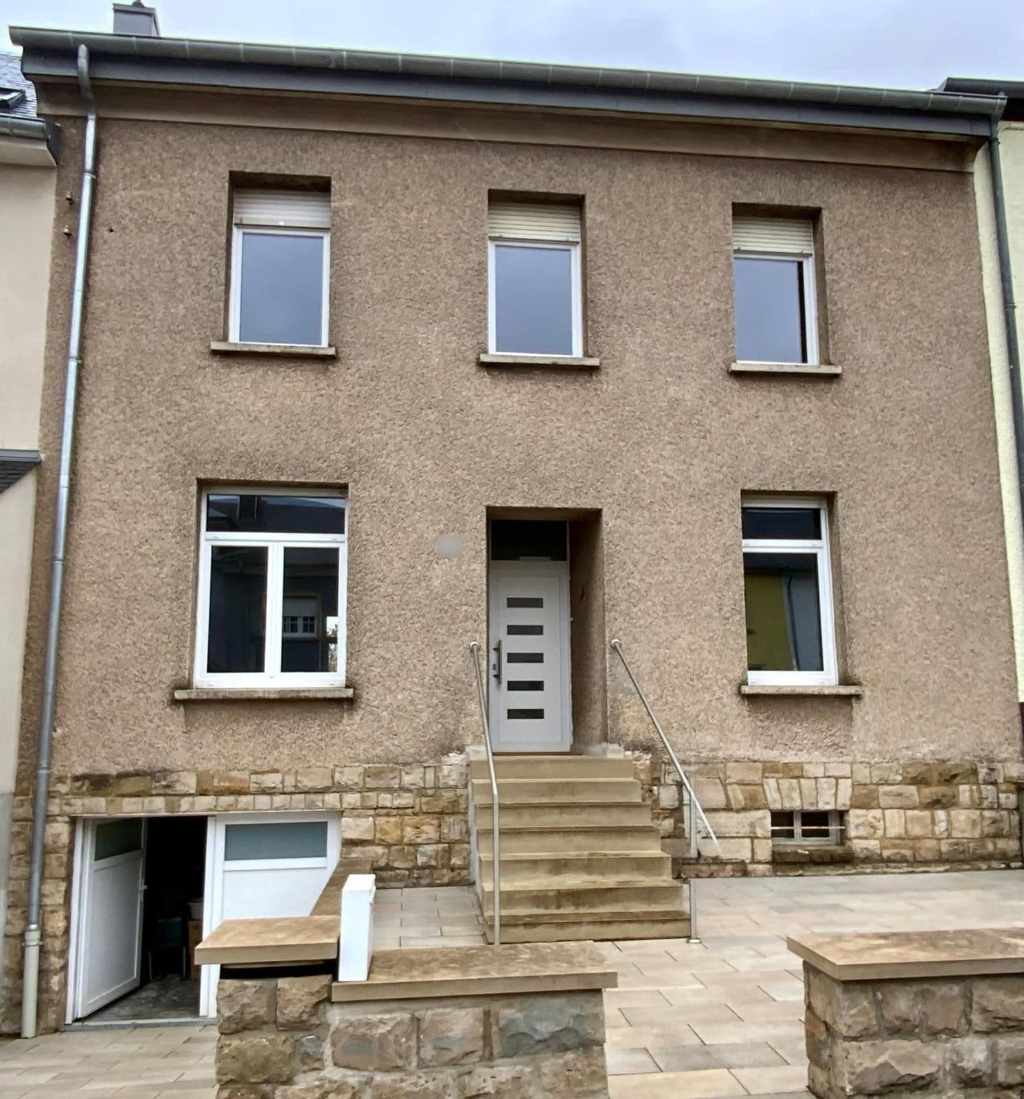 Maison de village, façade lissée, avant intervention de T2S LUX