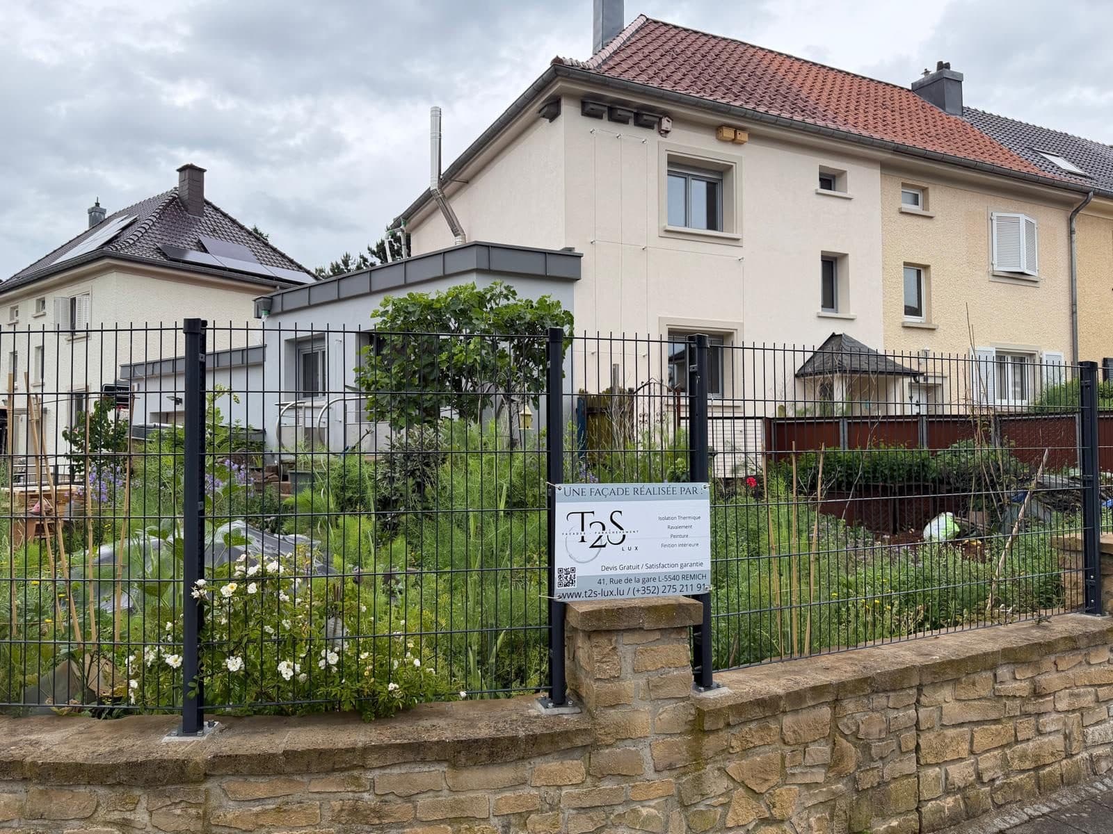 Façade isolée et végétalisée, après intervention de T2S LUX