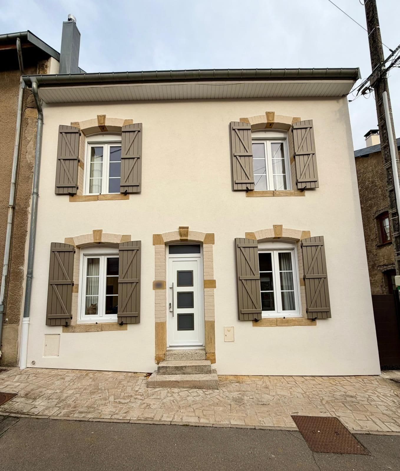 Maison de village, encadrements en pierre, après intervention de T2S LUX