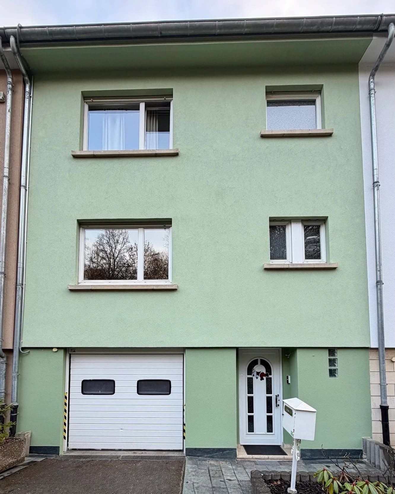 Maison unifamiliale, façade colorée, après intervention de T2S LUX