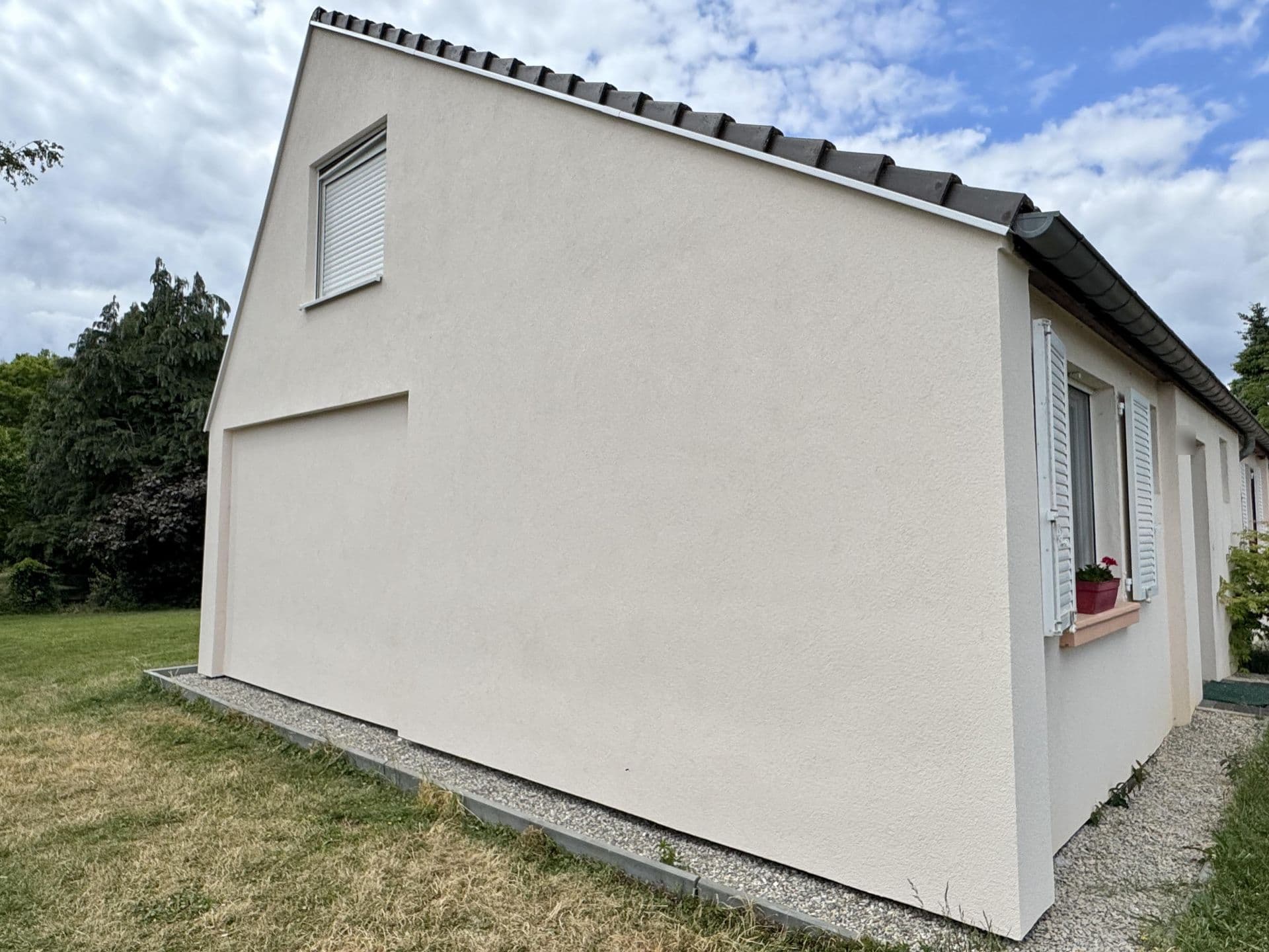 Pignon isolé par l’extérieur à Marly (Moselle), profilé d’arrêt haut sous la rive du toit